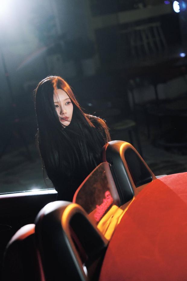 李一桐倚跑车,随性酷飒。