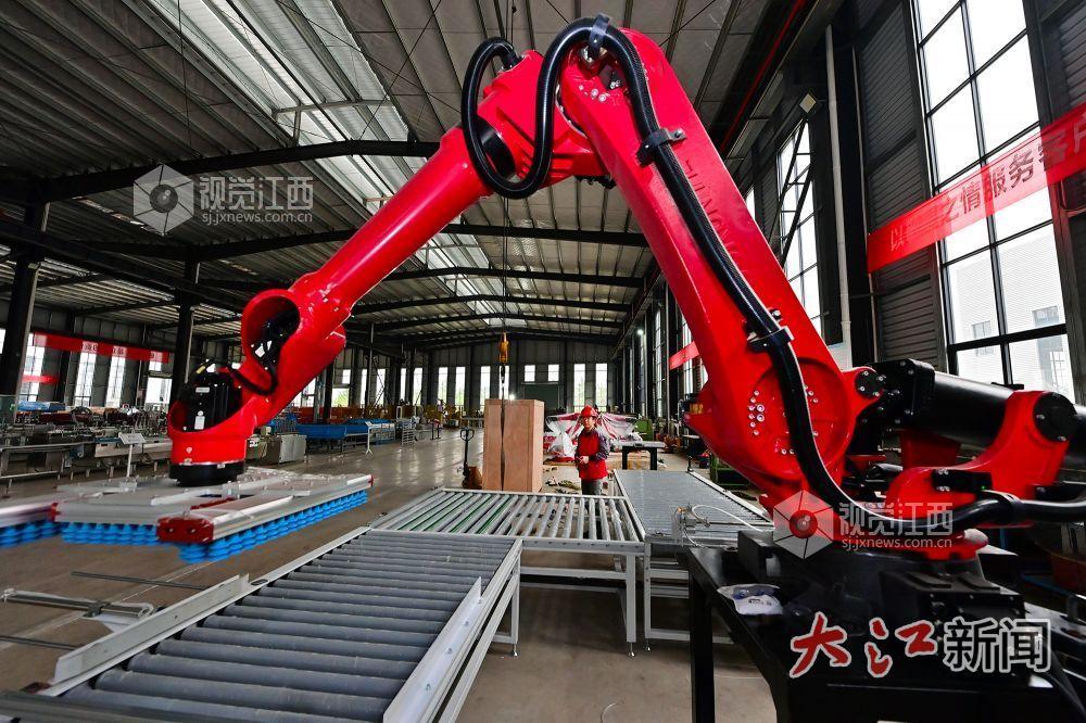 工作人员正在调试工业机器人(邓龙华 摄)