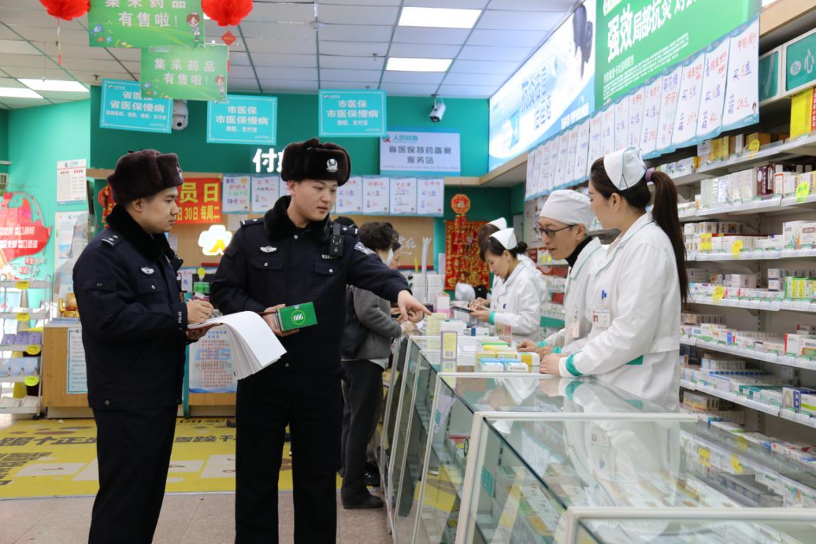 民警对药店从业者开展普法宣传