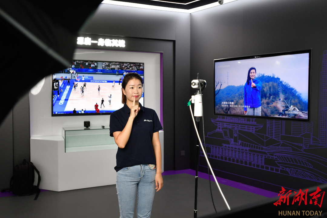 马栏山视频文创产业园，马栏山音视频实验室工作人员通过手势识别，测试双目AI直播相机。湖南日报全媒体记者 辜鹏博 摄