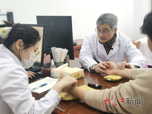 岐黄国医书院教授刘英锋正与学生共同脉诊。李淑芳摄