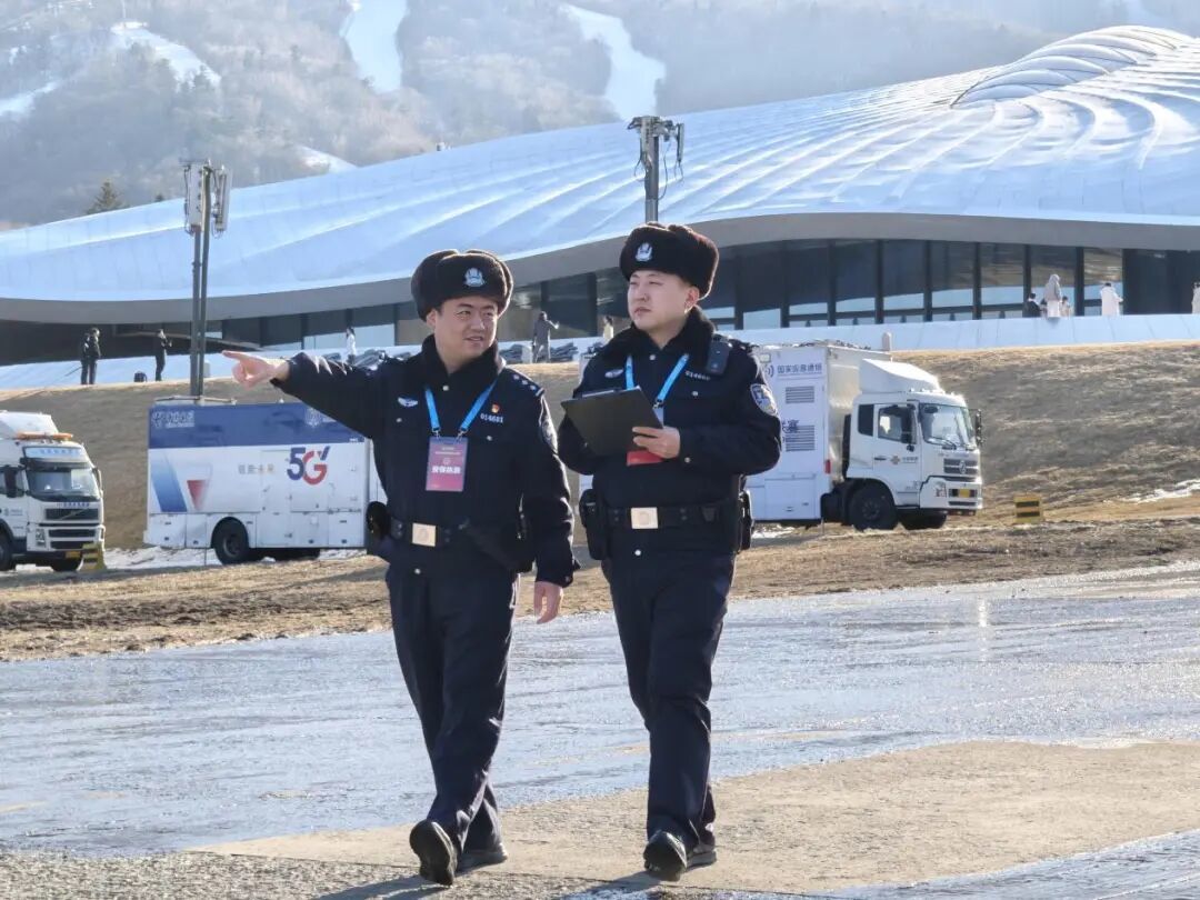 民警排查会场周边隐患