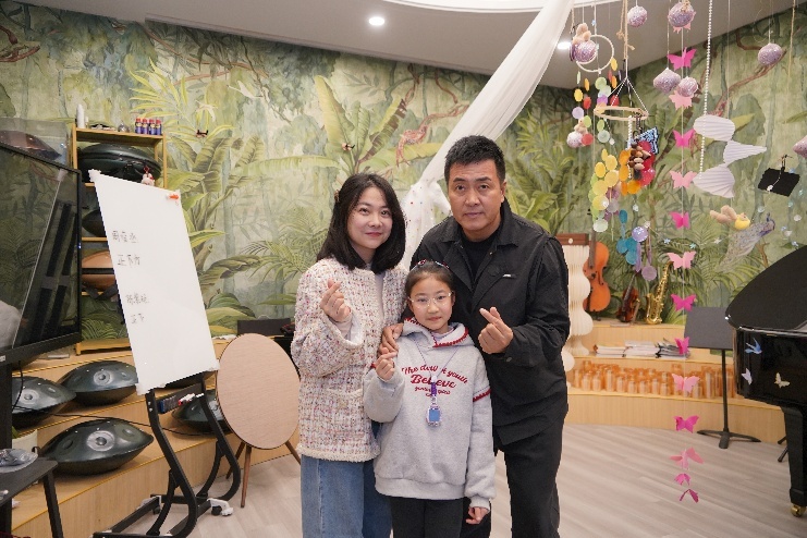 任丽、梁一诺母女与那志东