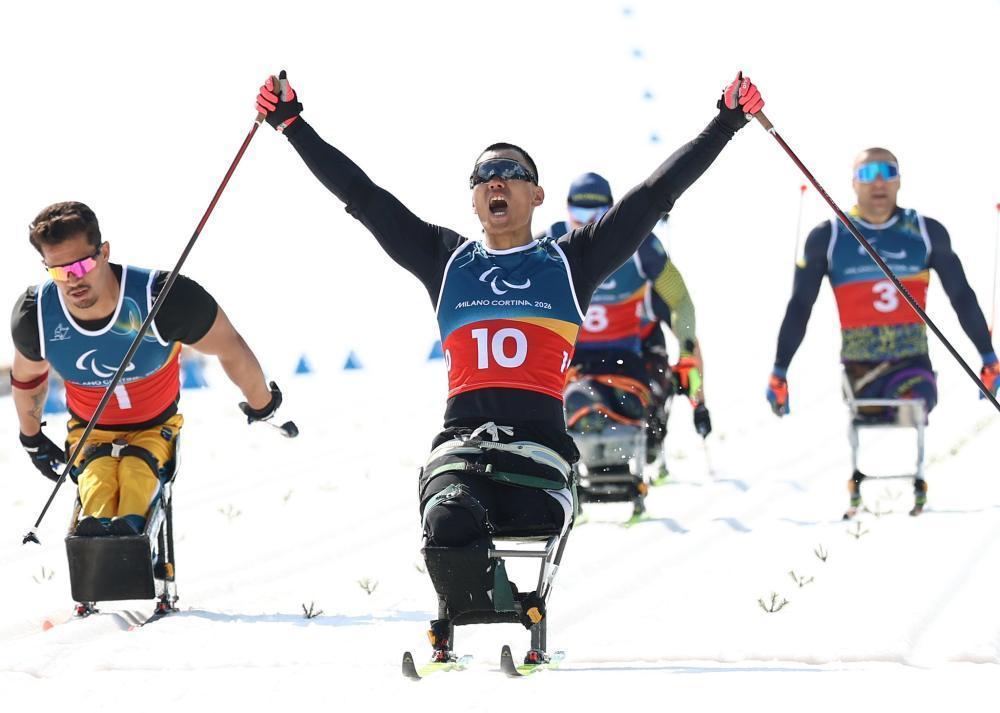 中国选手刘子旭在米兰冬残奥会越野滑雪男子短距离坐姿组比赛中率先冲过终点