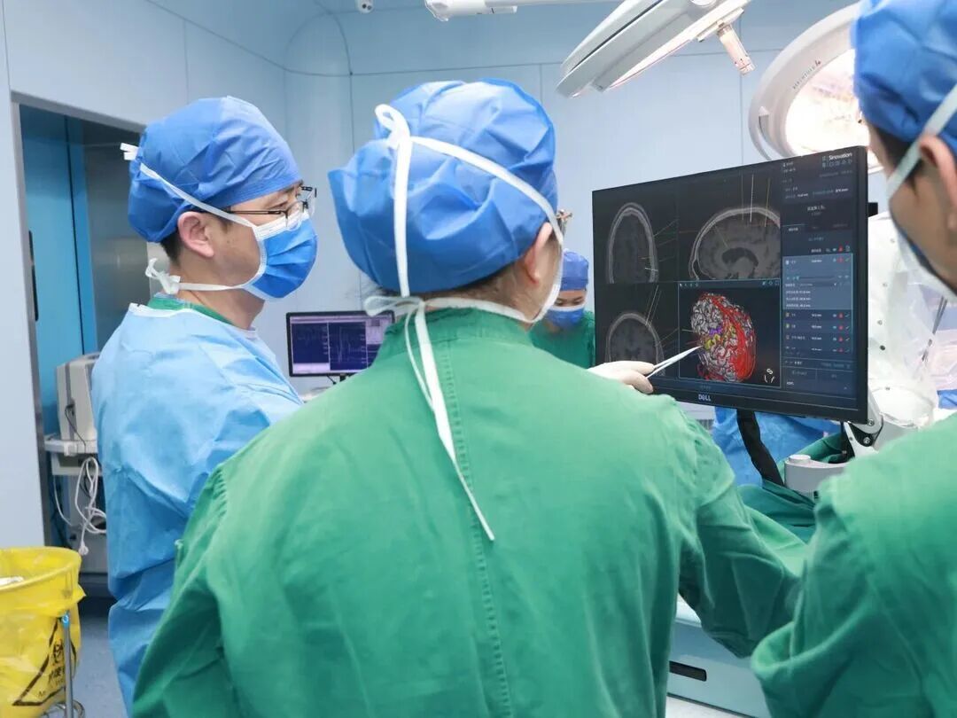 医生正在进行手术操作