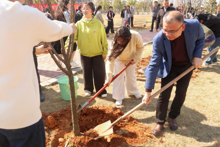 江西师大科技学院开展“廿五芳华薪火续，植树育人启新程”植树节主题活动