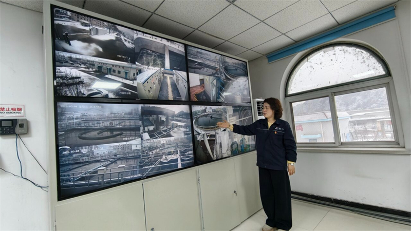 3月5日，兴隆县中冶水务有限公司中控室内，工作人员正在介绍污水处理情况。 河北日报记者 王思达摄