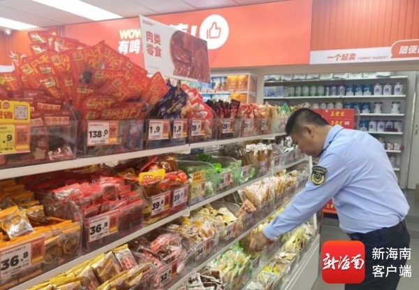 执法人员排查问题鸡爪。海南省市场监管局供图