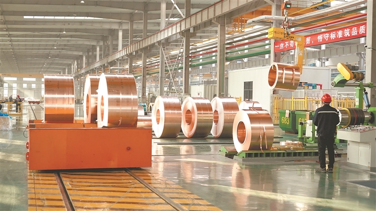 江西云盛新材料有限公司铜板带生产车间，工人在吊装铜板带产品。
