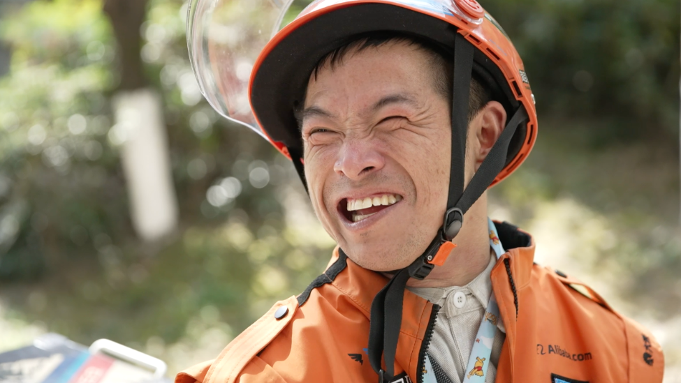 出生2个月用药致残，医生说他能走路已是奇迹，他却送外卖养活自己