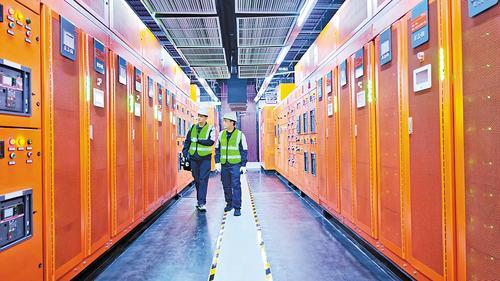 3月12日，博大数据廊坊智算中心配电室内，工作人员正在调试设备。 本报记者 刘 英摄