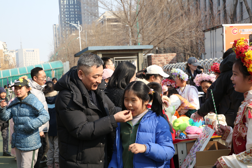 中歌恒动 与爱同行  ——长春外国语实验学校“温暖绿丝带・雷锋伴我行”爱心义卖活动侧记