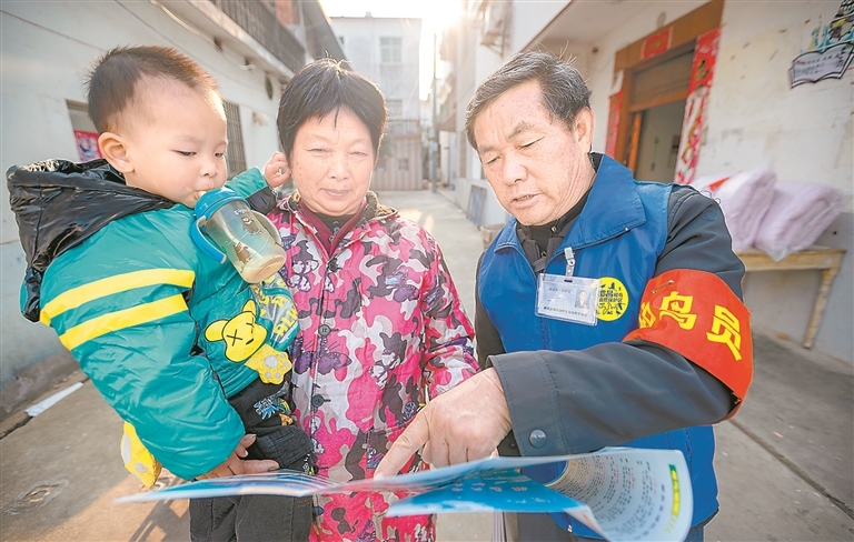 段庆县向村民宣传爱鸟护鸟知识。