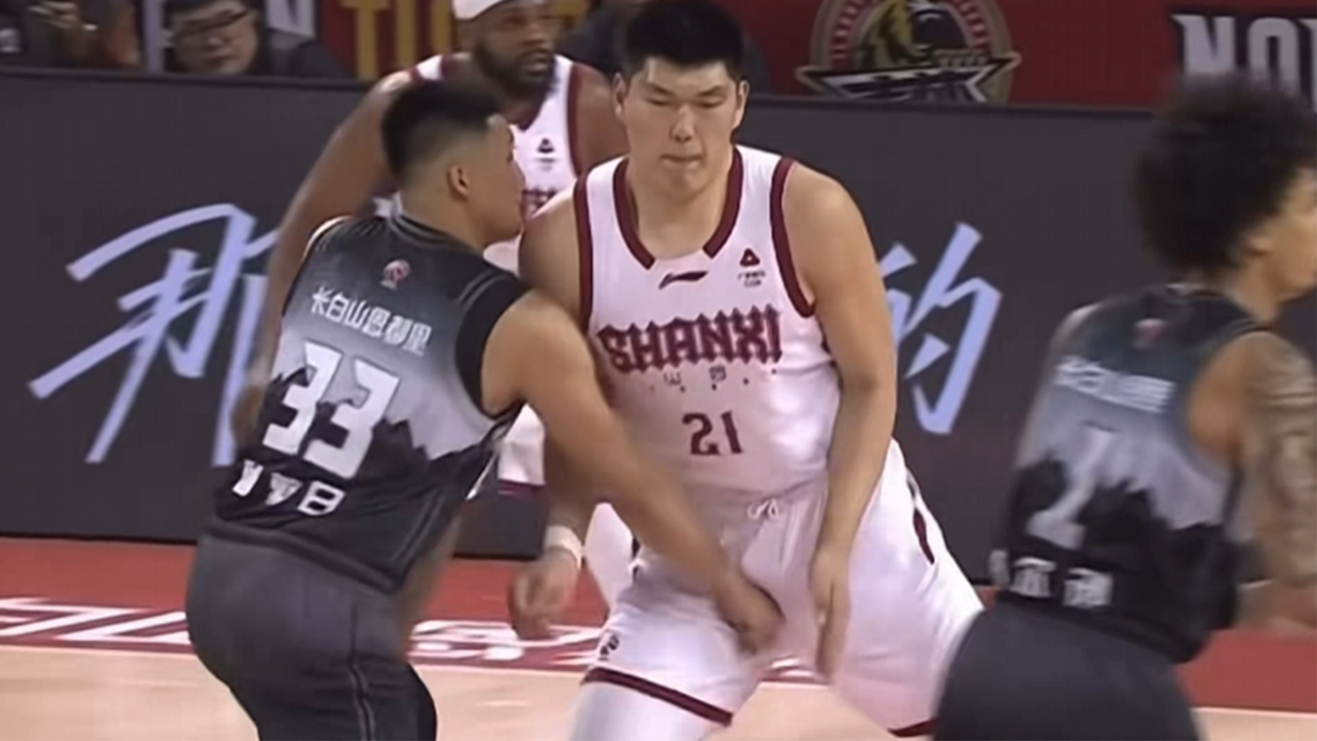 曾繁日手臂击打刘传兴敏感部位，CBA官方重罚：曾繁日罚款10万元，停赛2场，吉林队主教练钟诚罚款1万元