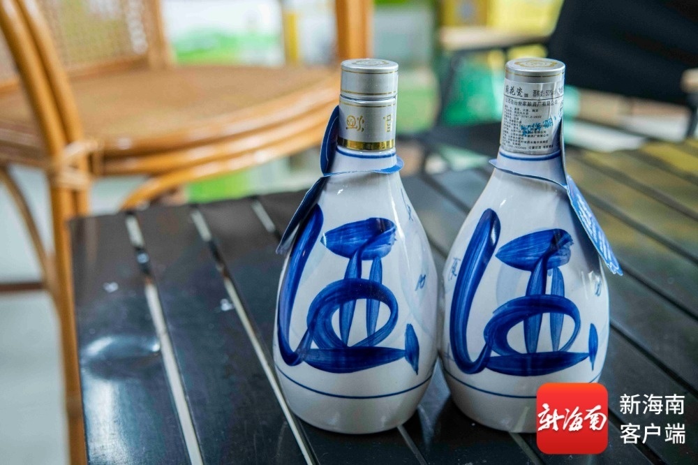 涉嫌侵权的白酒。记者 蒙健 摄