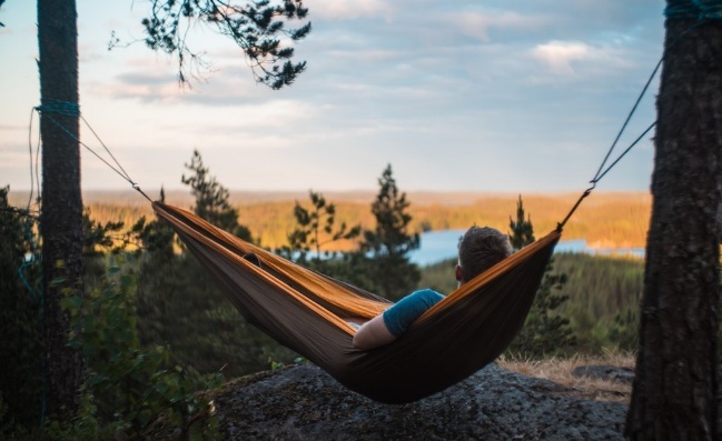 在林间的吊床上小憩 &copy; Visit Saimaa