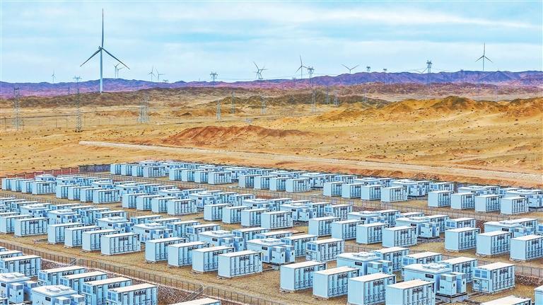 华景丝路300MW/1200MWh独立储能电站项目排列整齐的储电设备