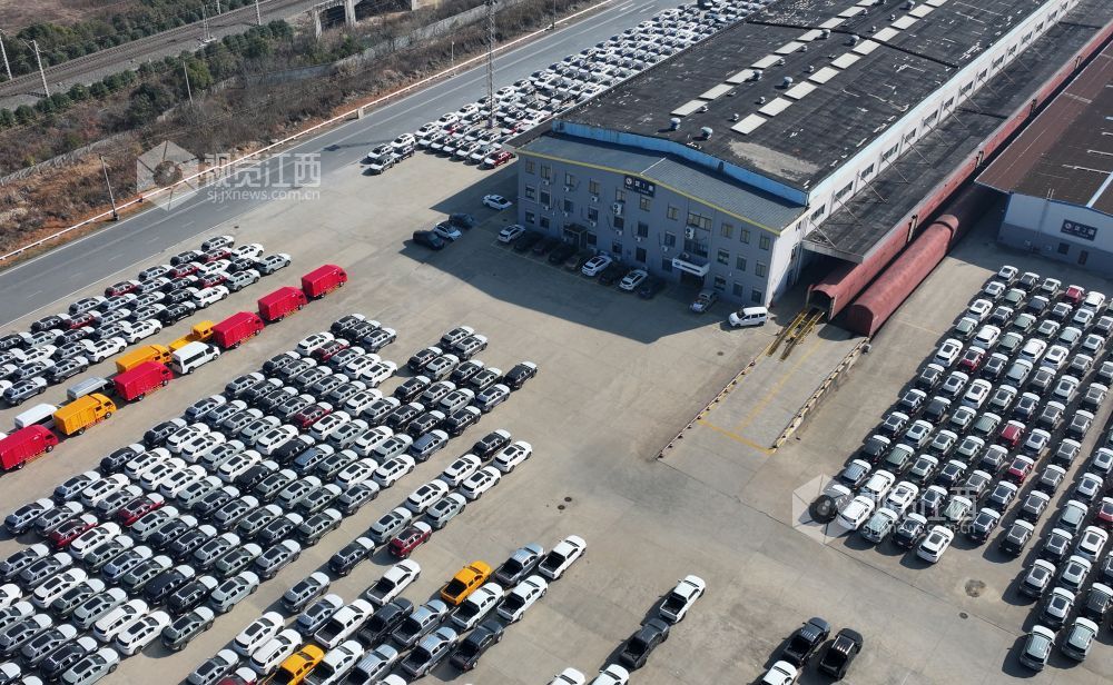 南昌向塘铁路物流基地出口的江铃汽车 摄影 胡国林、冯尧