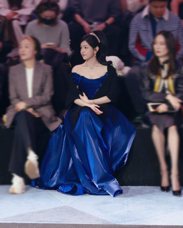 陈妍希打扮靓丽,在人群中十分惹眼。