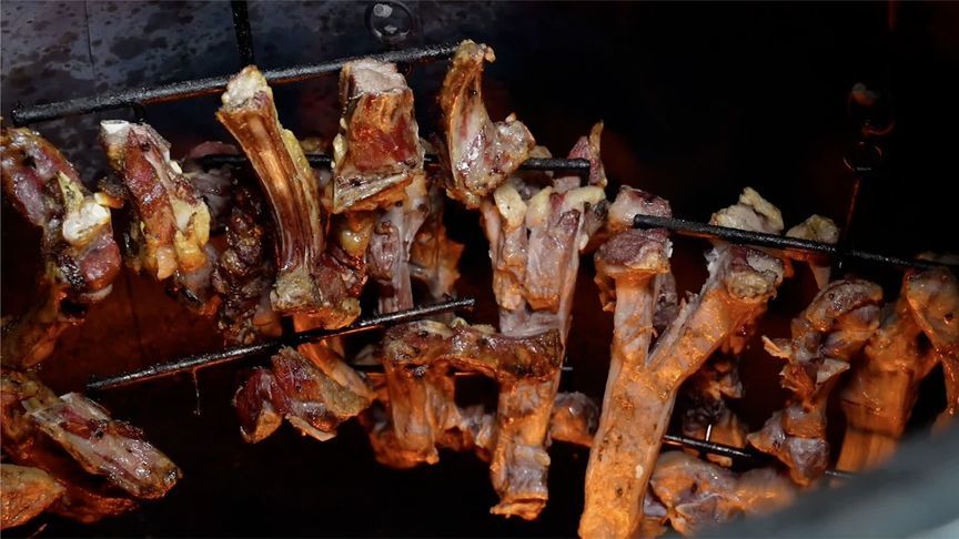 新疆架子肉香爆！110公斤，皮芽子馕坑烤30分钟