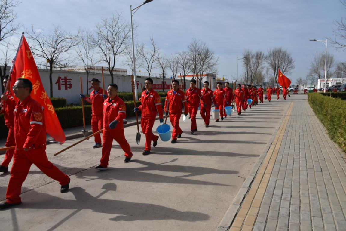 组织开展义务植树活动 摄影 任亚宁