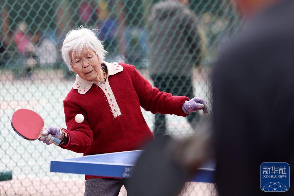 3月17日，一位老人在兰州市体育公园的乒乓球场打球锻炼。