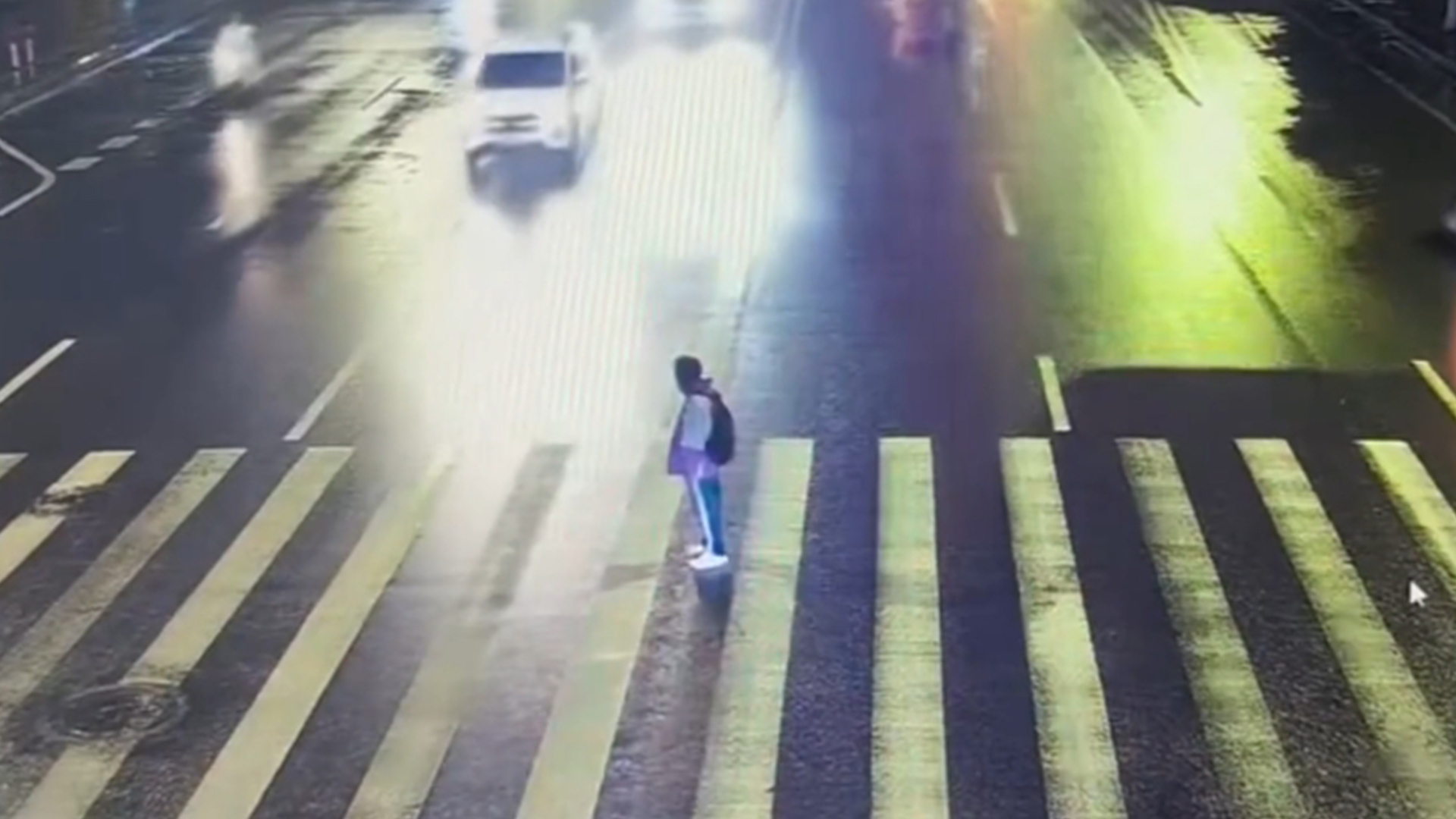 16岁高中生清晨上学，在斑马线遭白车不减速撞飞，又疑遭二次碾压不幸离世，母亲踉跄走到孩子身边哭得撕心裂肺