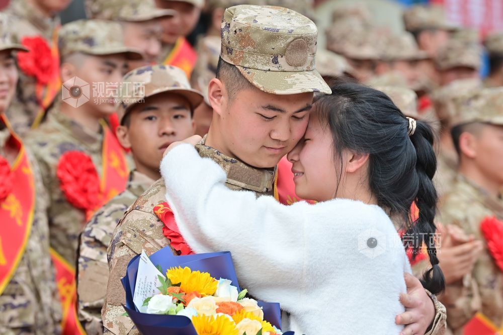 2026年3月15日，江西省宜春市万载县举行2026年上半年新兵入伍欢送仪式，入伍新兵与女朋友告别。