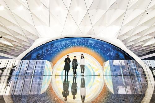 3月16日,雄安城市计算中心,工作人员正在巡检。本报记者 刘光昱摄