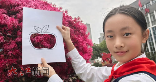 南昌学子程子涵在“无作业日”的下午去操场“找春天”。