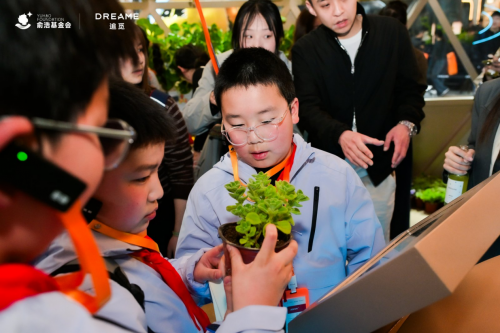 图：小小科学家在AWE追觅宇宙展馆能源&农业&矿业展区