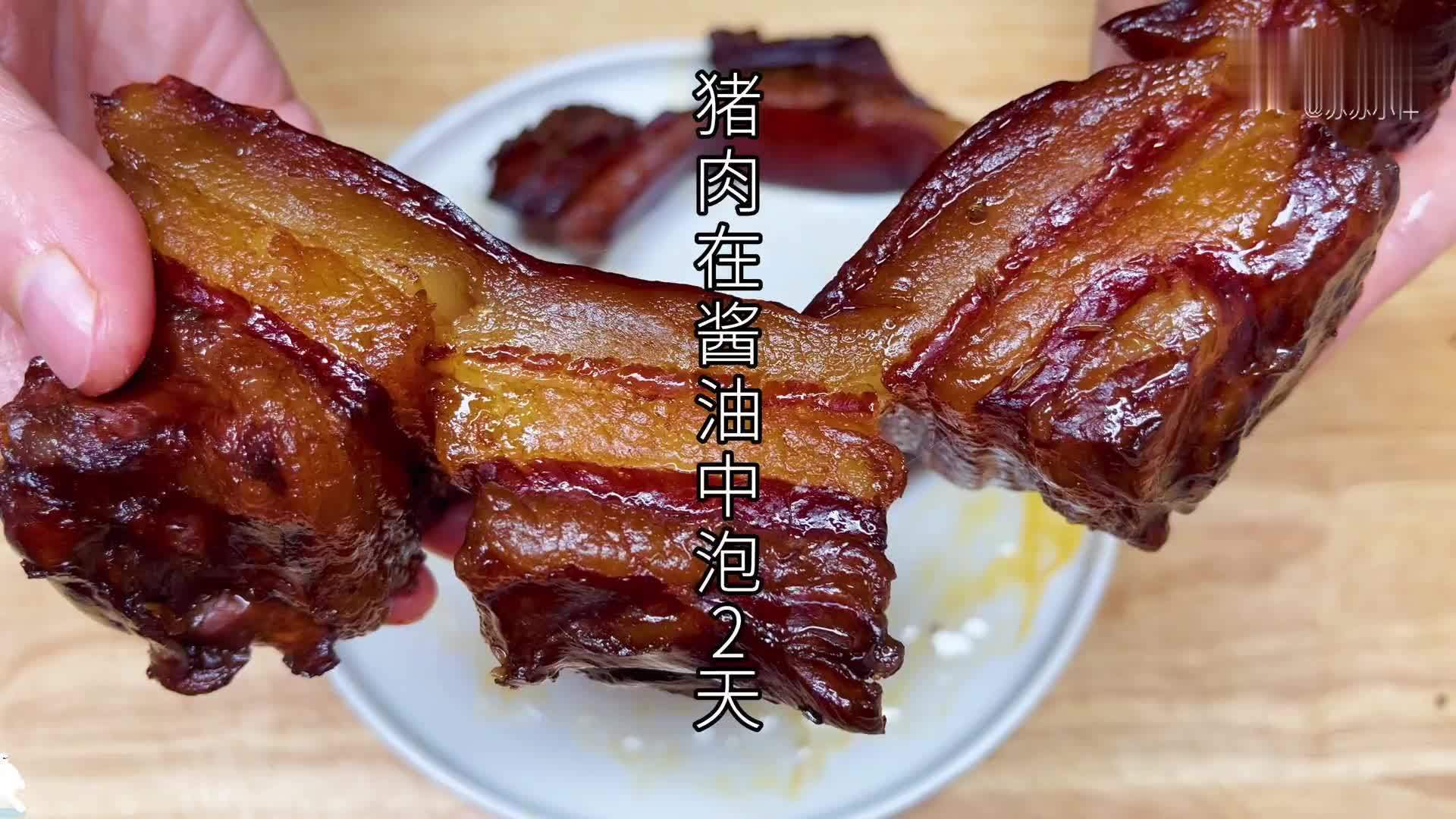 猪肉直接放酱油中泡2天，学会这个配方，色泽红亮，比腊肉还要香