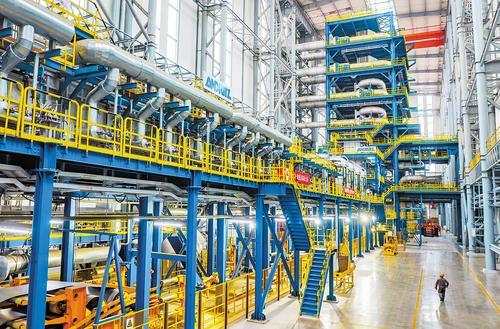 2025年7月4日,河钢集团唐钢公司员工在查看镀锌生产线。(本报资料片) 本报记者 赵杰摄