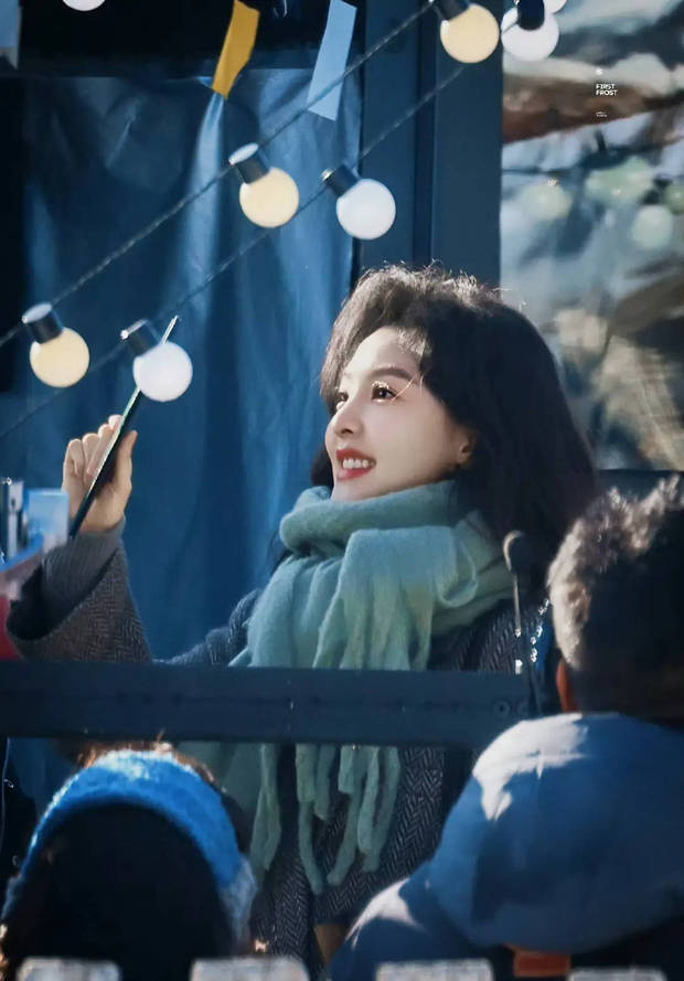 章若楠在秋千上甜笑。