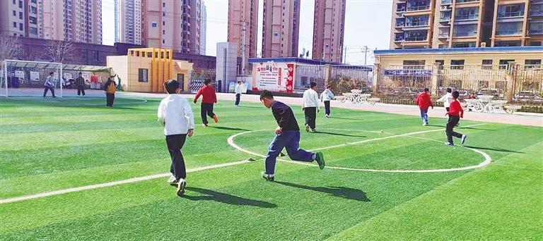 孩子们在操场上踢足球