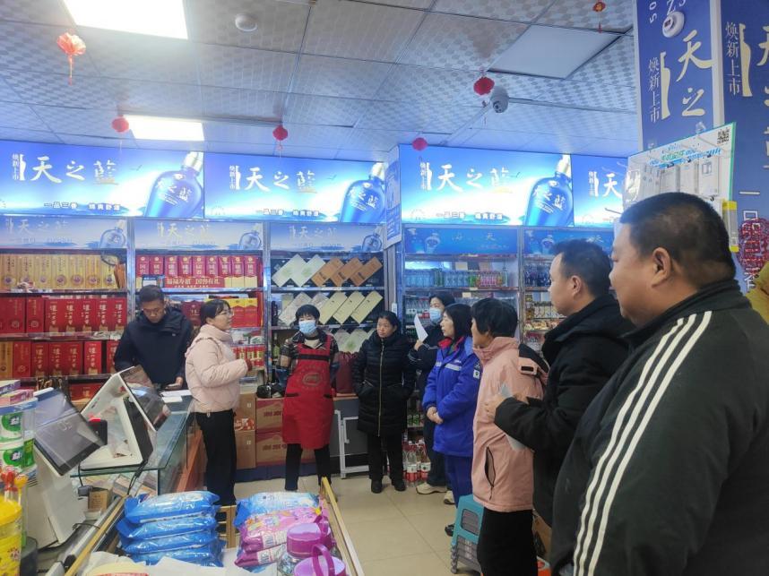 河北中行工作人员在商户店内为其介绍最新的金融产品及政策。侯占广供图