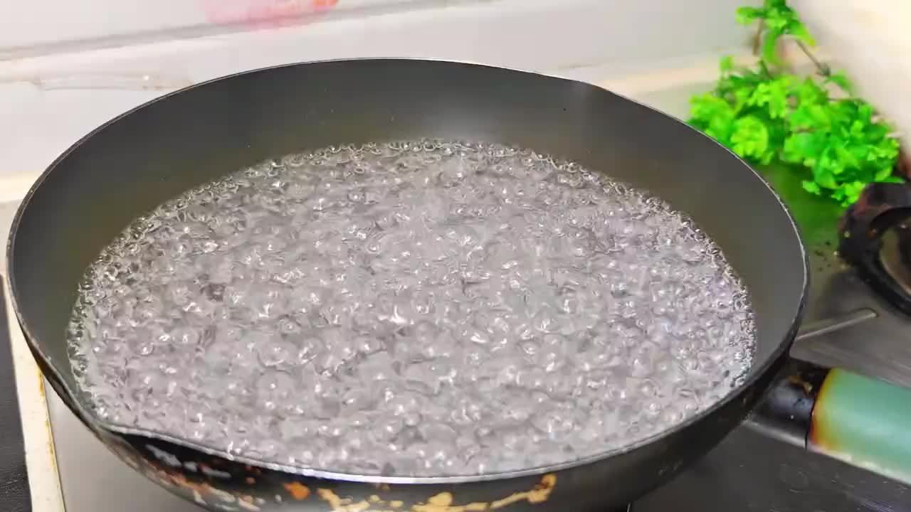 把剩米饭放进开水中，头一次见这做法，饭店一份卖128，太香了