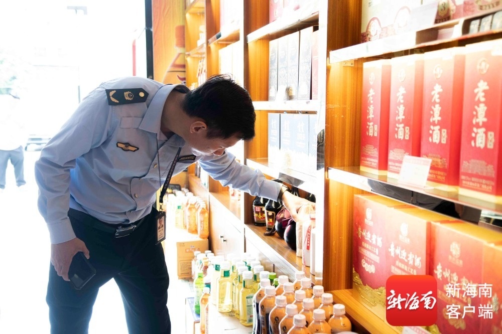 执法人员检查商行销售的白酒。记者 蒙健 摄