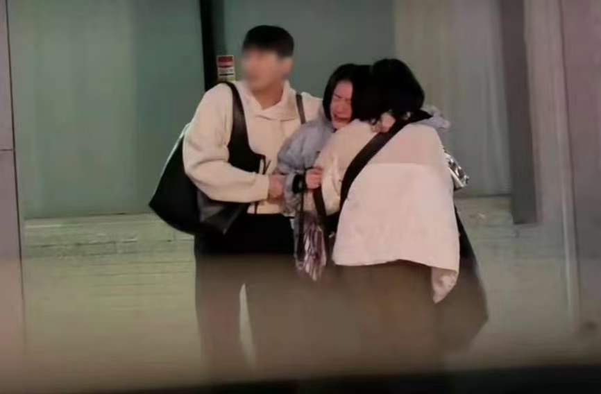 小S夜晚街头崩溃大哭，被搀扶到范玮琪家中过夜