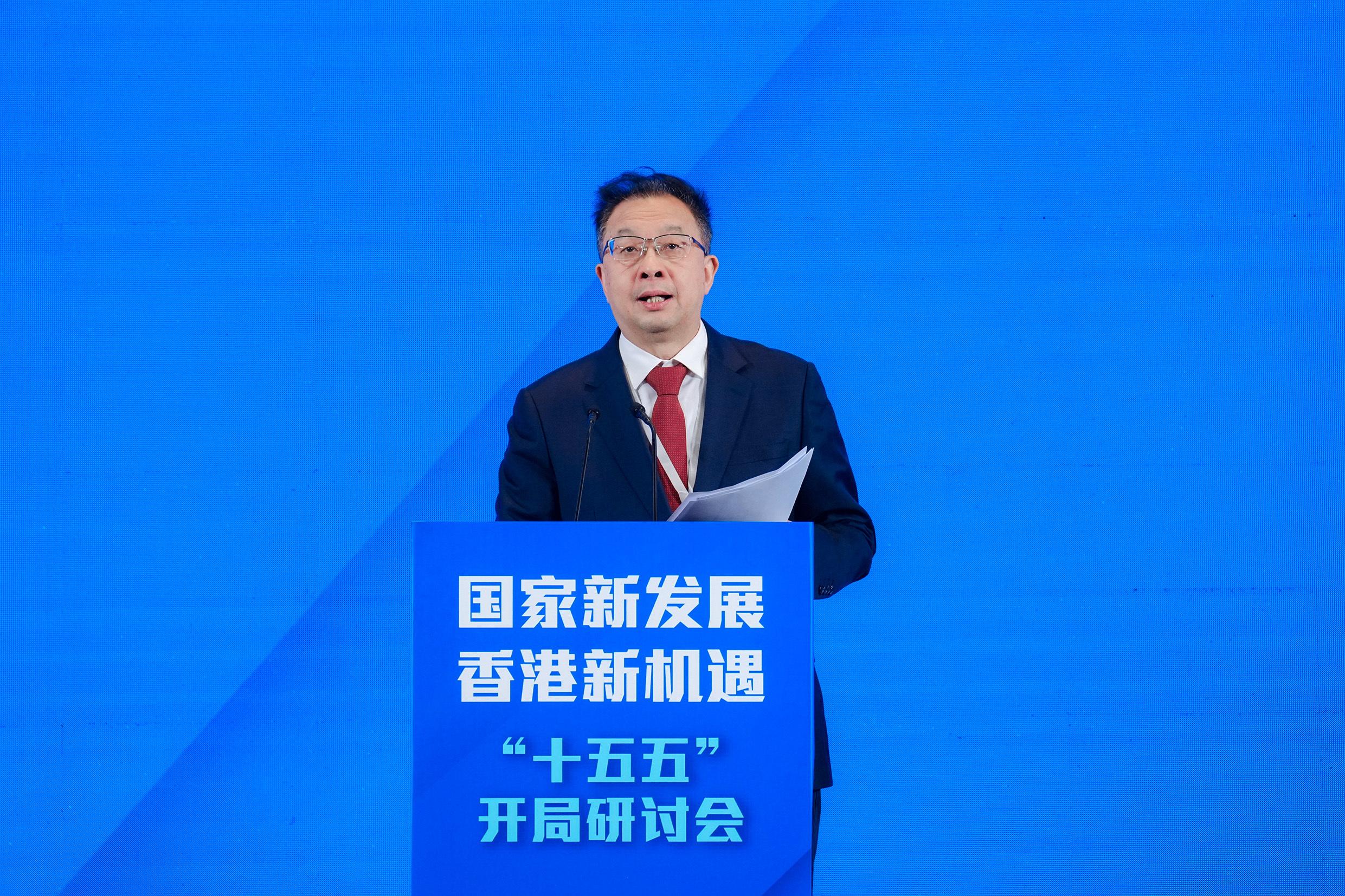 工业和信息化部铺张品工业司司长何亚琼