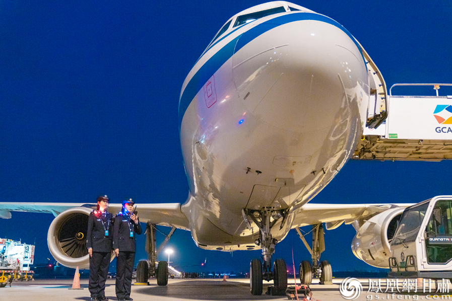 国际航班因飞机故障紧急备降兰州中川国际机场，兰州边检站民警开展监护工作。