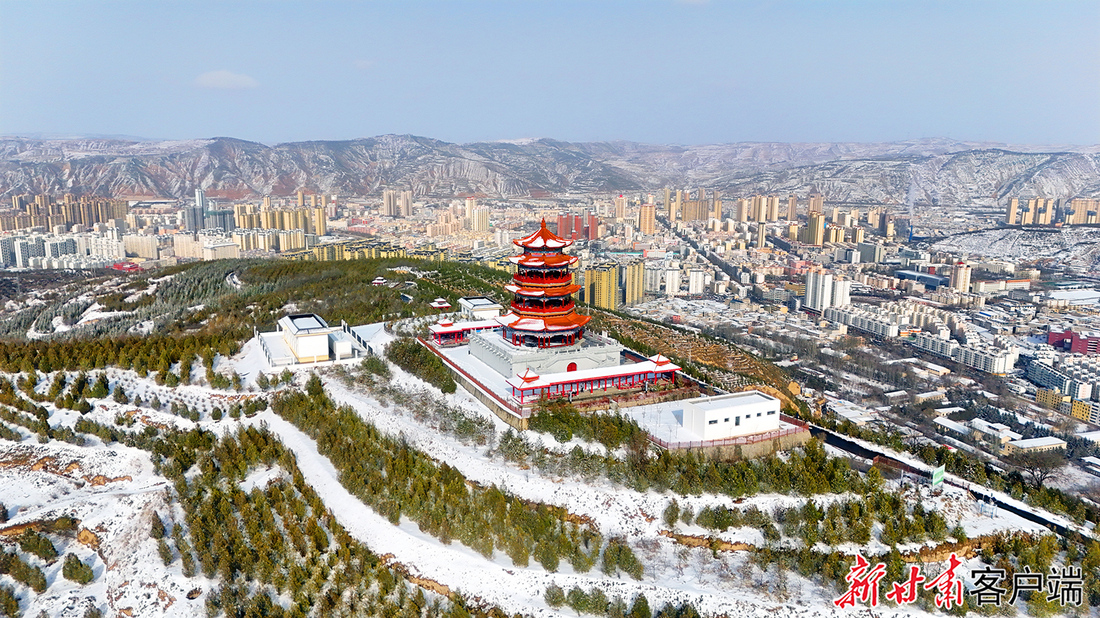 3月14日，春雪后的定西市安定区西岩山林场银装素裹，美不胜收。新甘肃&middot;甘肃日报通讯员　胡耀伟