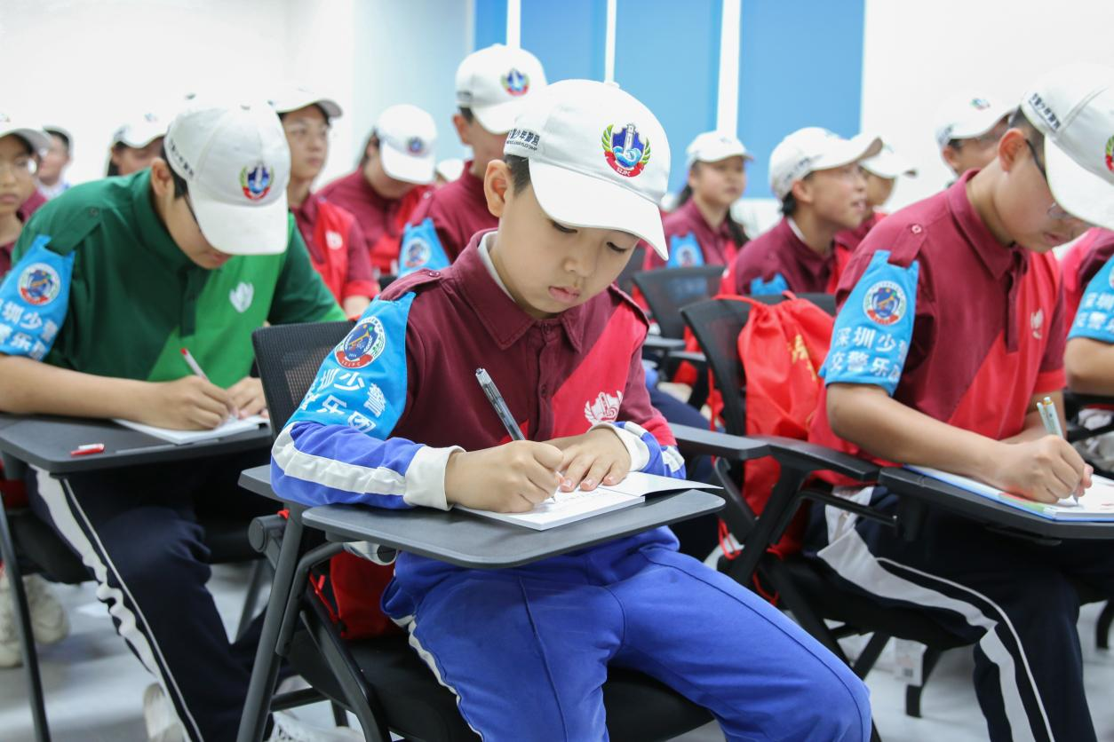 少警在课堂上积极做笔记