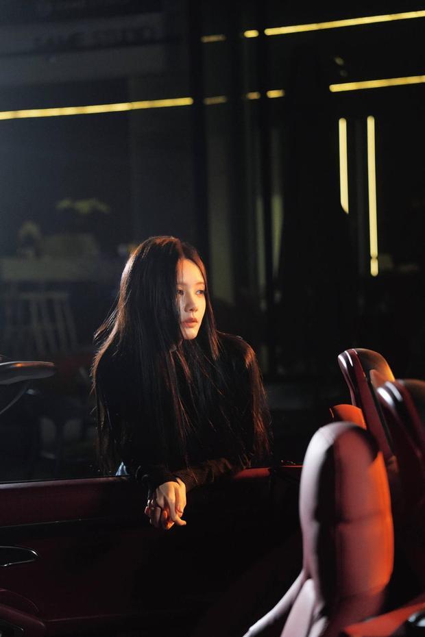 李一桐垂眸,慵懒疏离。