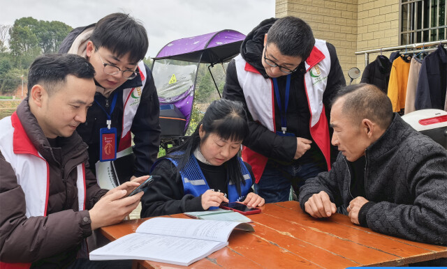 （株洲市农普办开展综合试点入户登记工作。省统计局 供图）