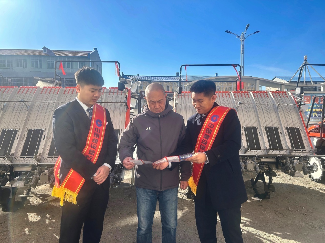 （建设银行友谊支行工作人员走进友谊县吉亿丰农机有限公司开展消保宣传）