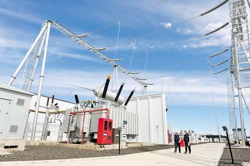 2025年7月30日,位于张北县的北京恒源新能科技有限公司,工作人员在升压站巡查设备运行情况。本报记者 耿 辉摄