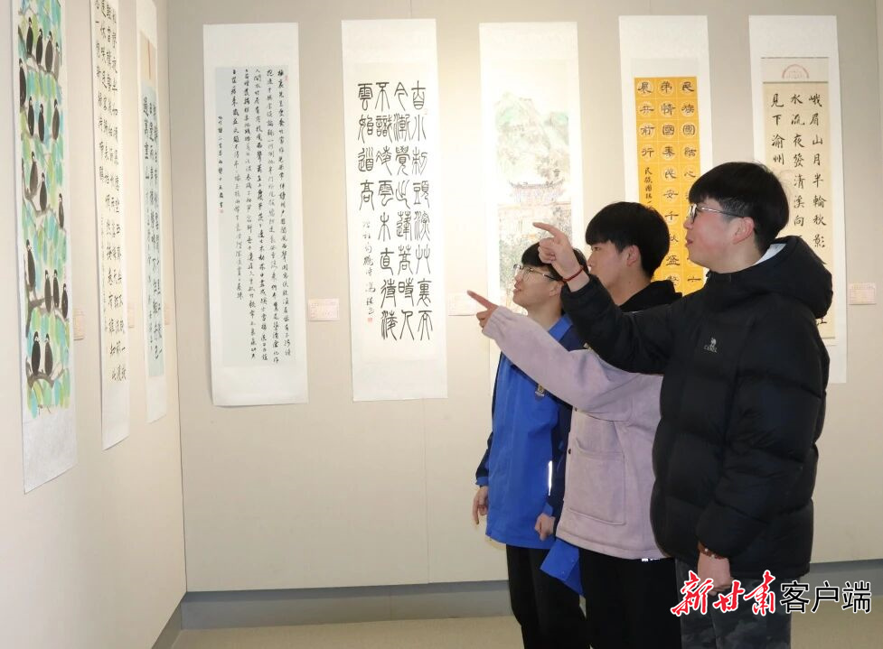 观众驻足欣赏青少年书画作品展