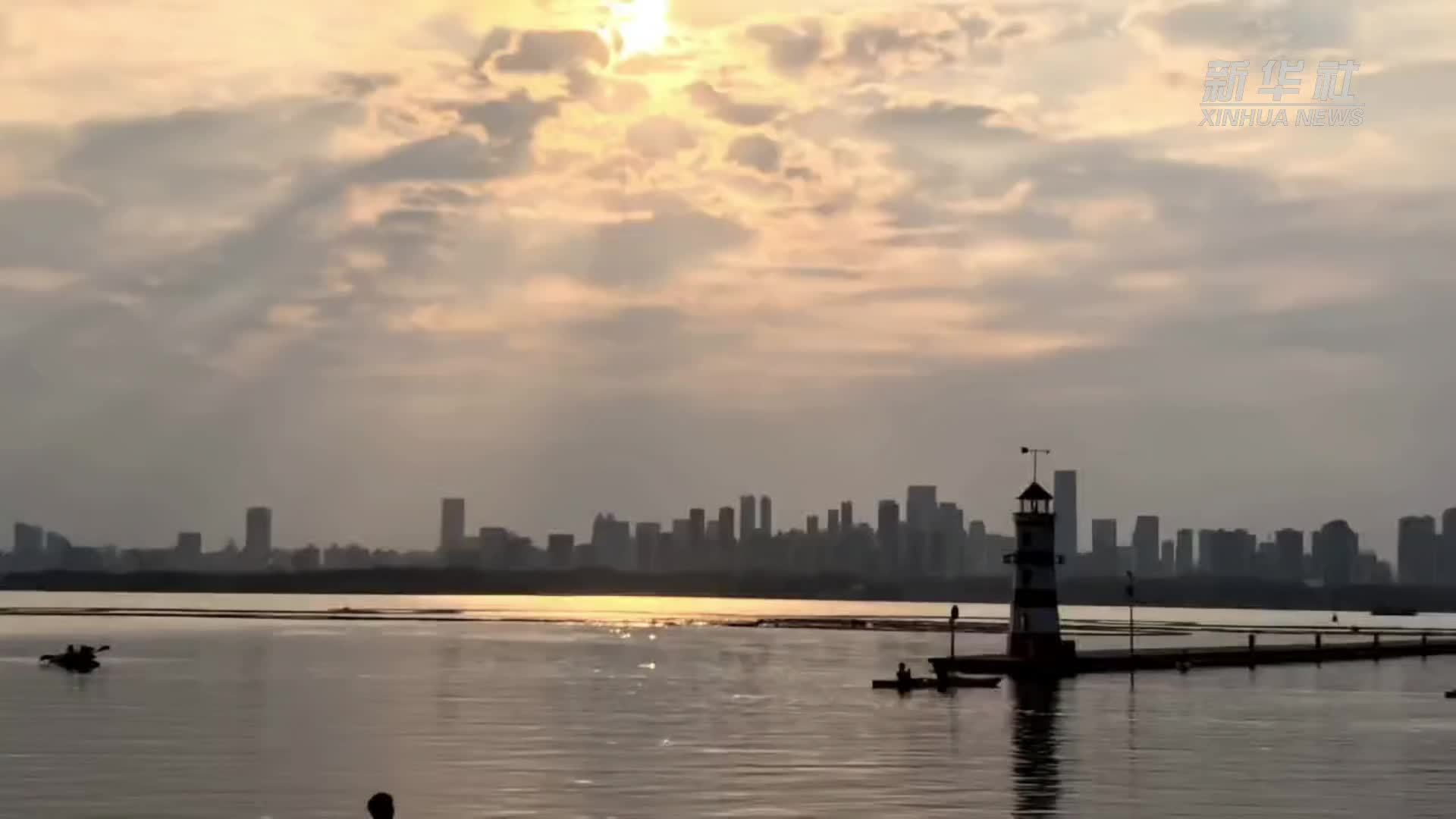 湖北武汉：春来江河落日圆 波光粼粼映云天