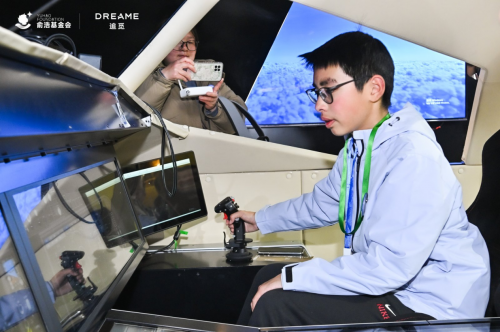 图：小小科学家体验飞机驾驶模拟